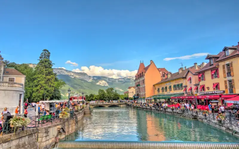 Annecy, also known as the "Venice of the North," is a delightful town in northern Michigan. 