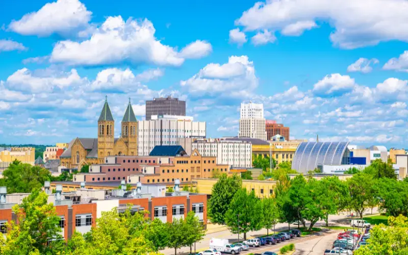 Ohio, the Buckeye State, boasts a diverse range of attractions, from vibrant cities to picturesque landscapes. It’s one of the most traveled to states in the US